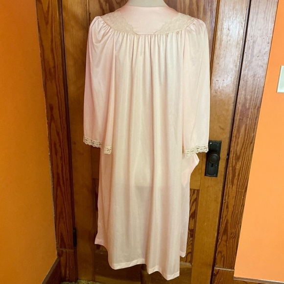 Vintage 60s feminine lace trimmed robe - Picture 11 of 11